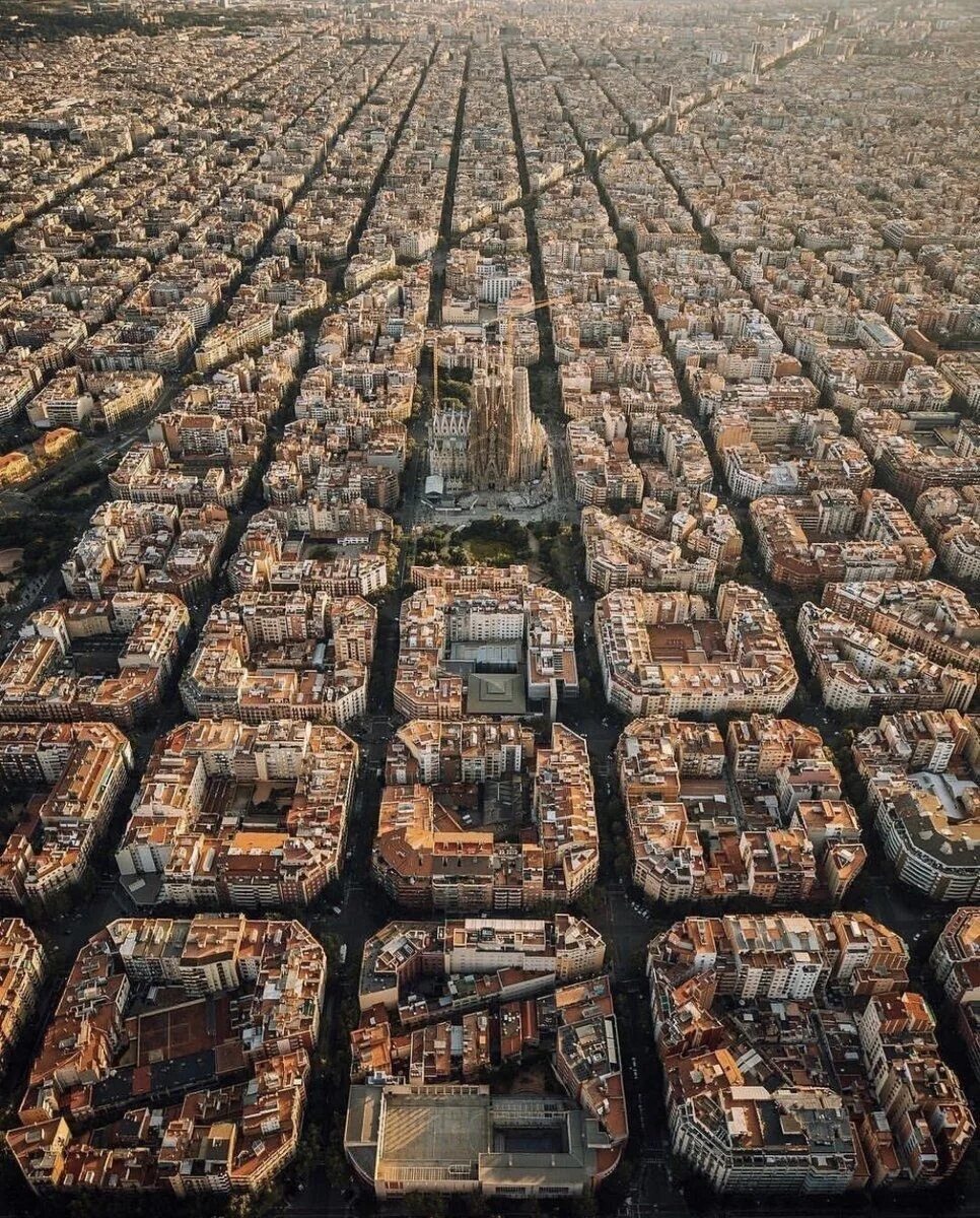 Квартал Эшампле в Барселоне. Эшампле Барселона вид сверху. Гипподамова система Барселона. Испания Барселона с птичьего полета. Сверху девять