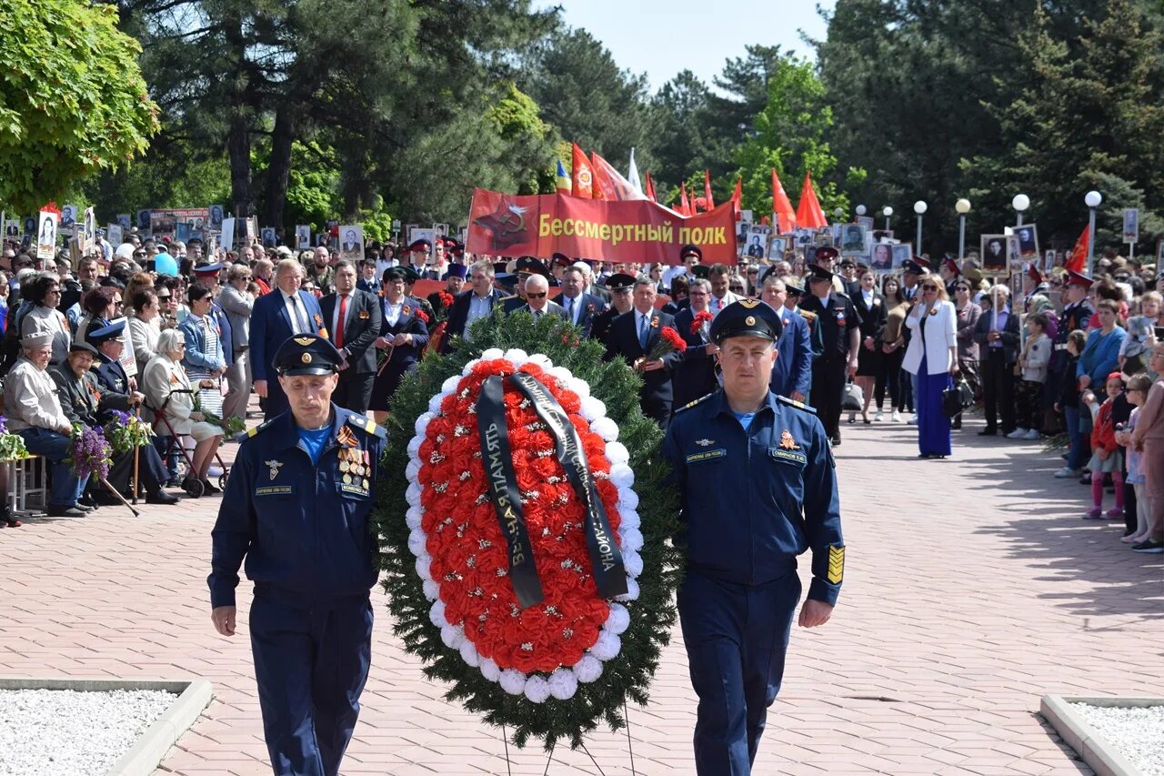 Сальские новости сальске. Жители Сальска. Сальск Ньюс. Сальск на 9 мая Бессмертный полк. Памятник чернобыльцам Сальск.