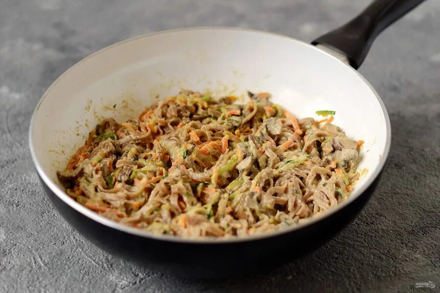 Гречневая соба с курицей и овощами. Рецепты с гречневой лапшой с соусом. Гречневая лапша с соусом терияки. Гречневая лапша вок. Udon гречневая лапша.