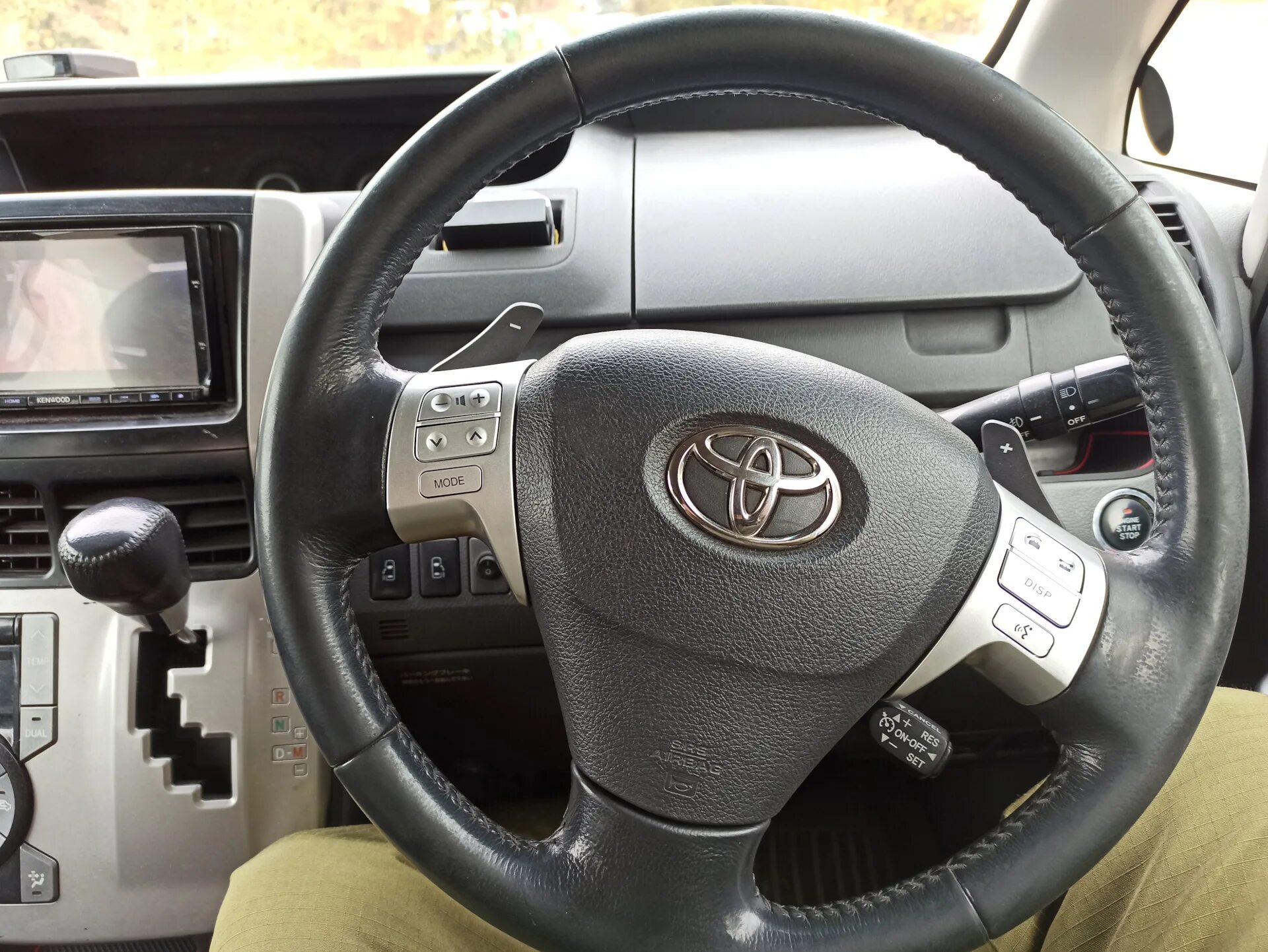 Руль toyota voxy. Кнопки руля voxy. Руль toyota voxy. Руль тойота вокси. Руль тойота вокси.