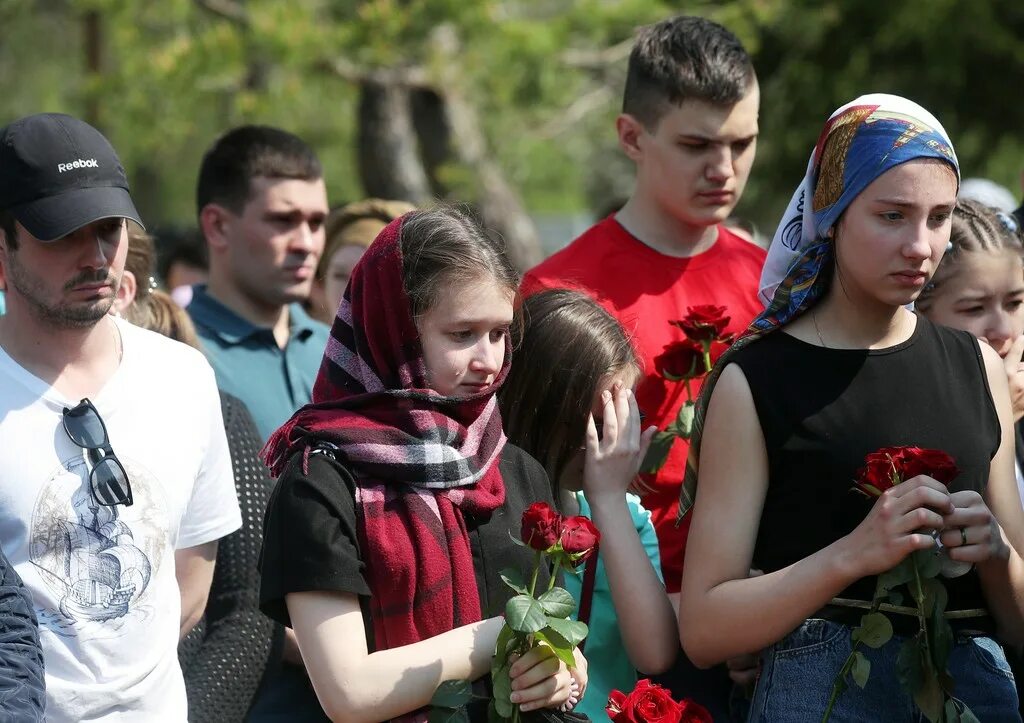 Дети гибла. Похороны детей погибших в Казани в школе 2021. Похороны детей в Казани погибших в 175 школе.