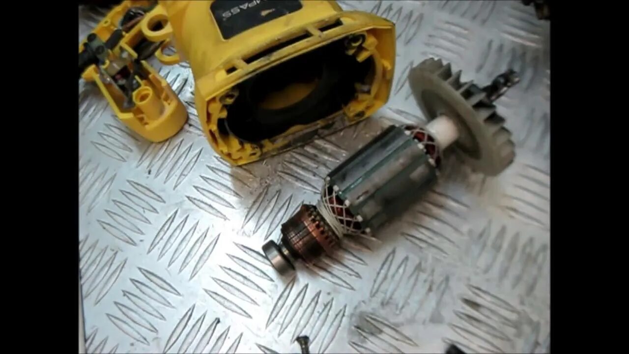 Сильно искрит болгарка. Искрят щетки электродвигателя промышленного фена ryobi. щетки ротора для болгарки. дрель искрит. шлифовка щетки электродвигателя.