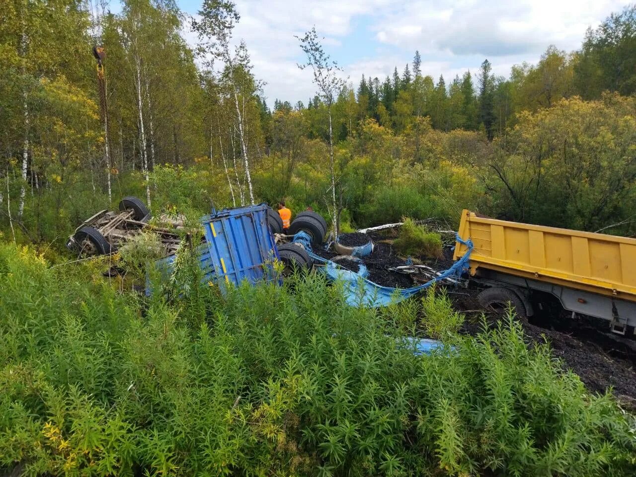 Авария фур под красноярском. МАЗ В кювете. Тягач в кювете.