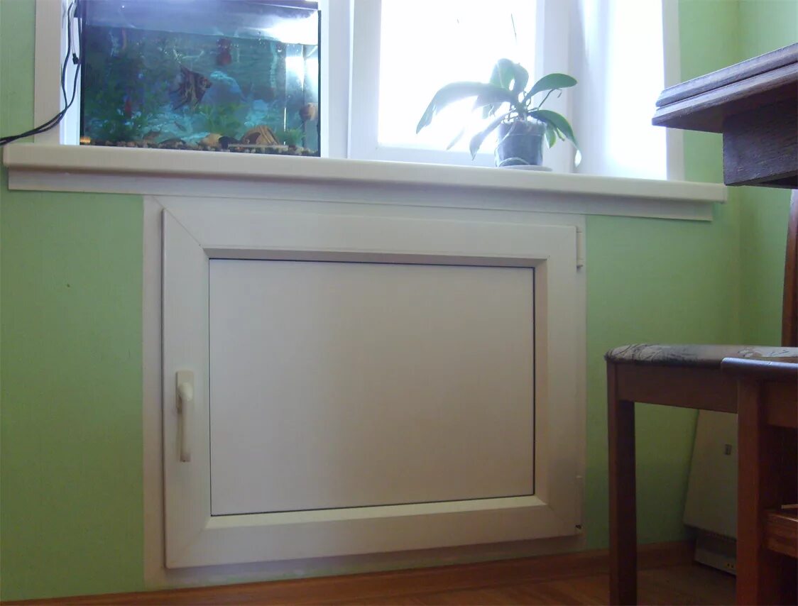 Холодильник под окном. Зимний холодильник на кухне под окном. Зимний холодильник на кухне под окном. Штульповый хрущевский холодильник. Хрущевский холодильник под окном на кухне из пластика.