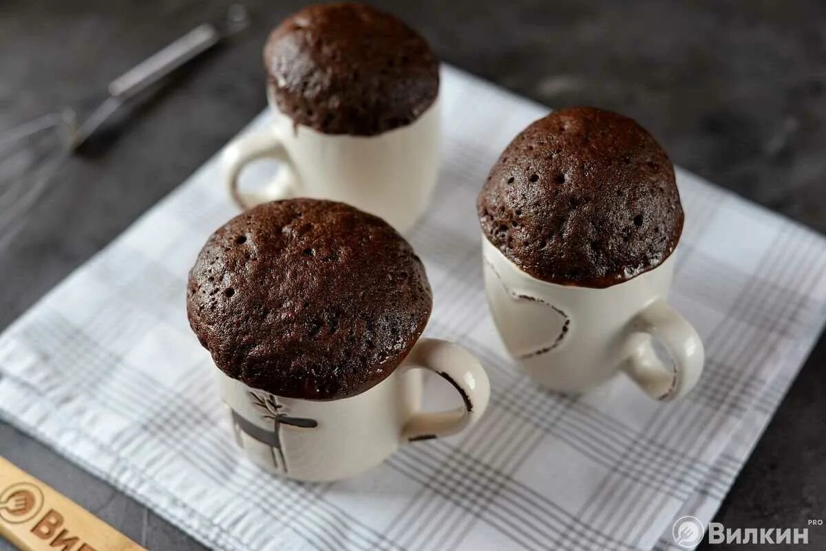 Шоколадный кекс в кружке в микроволновке за 5 минут. Кекс в микроволновке в кружке с какао. Кекс брауни в микроволновке. Кекс в стакане. Кекс за 5 минут без разрыхлителя.