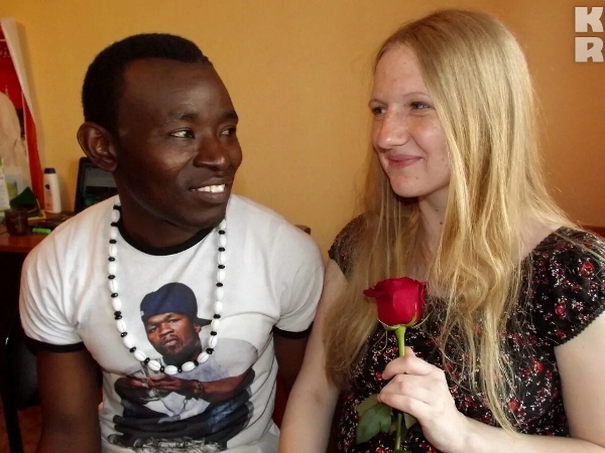 Поцелуй с афроамериканцем. Девочка под негром. Белый негр. Фотосессия с негром. Девочка под негром.