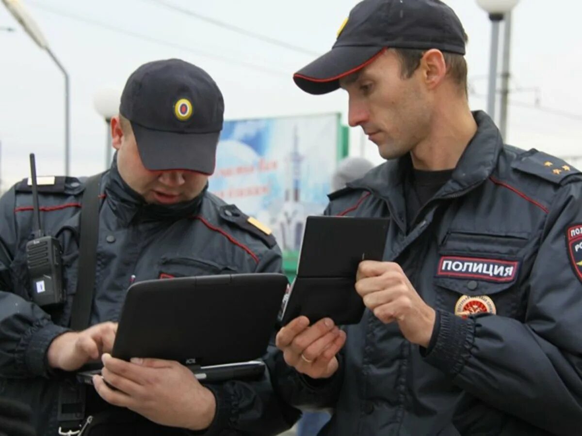 Рост преступности. Преступность. Полиция. Незаконные действия правоохранительных органов. Полиция со спины.