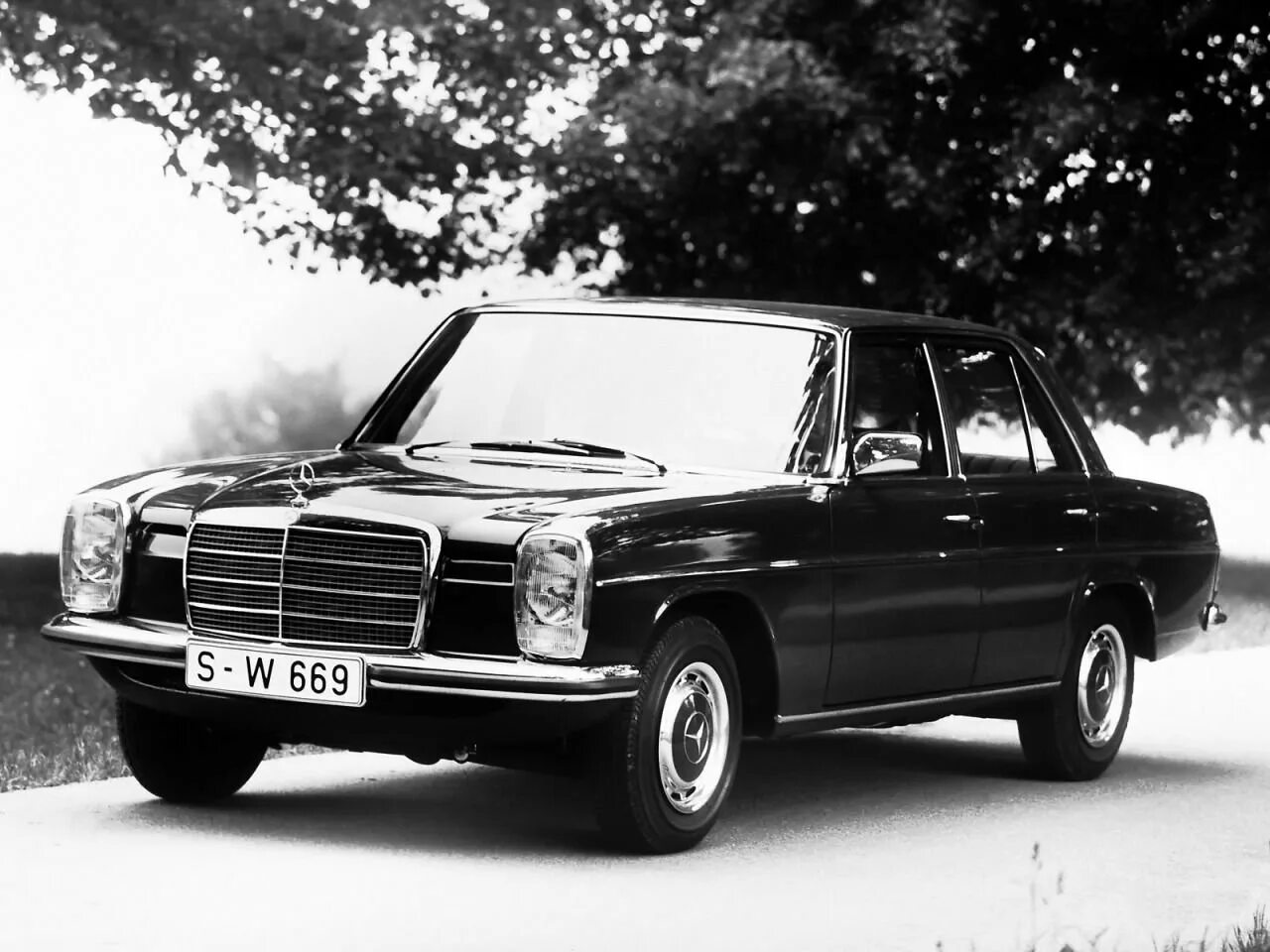 Старый мерседес фото. Mercedes Benz w115. Mercedes Benz w114. Mercedes-Benz w114/w115. Mercedes-Benz w115 200.