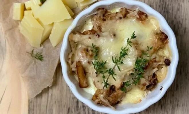 Жульен с лисичками и курицей в духовке