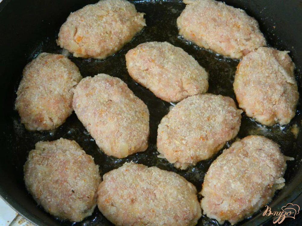 Фарш капуста рис рецепт котлеты. Котлеты с капустой. котлеты с капустой и рисом. котлеты с капустой и фаршем. котлеты из риса и капусты.