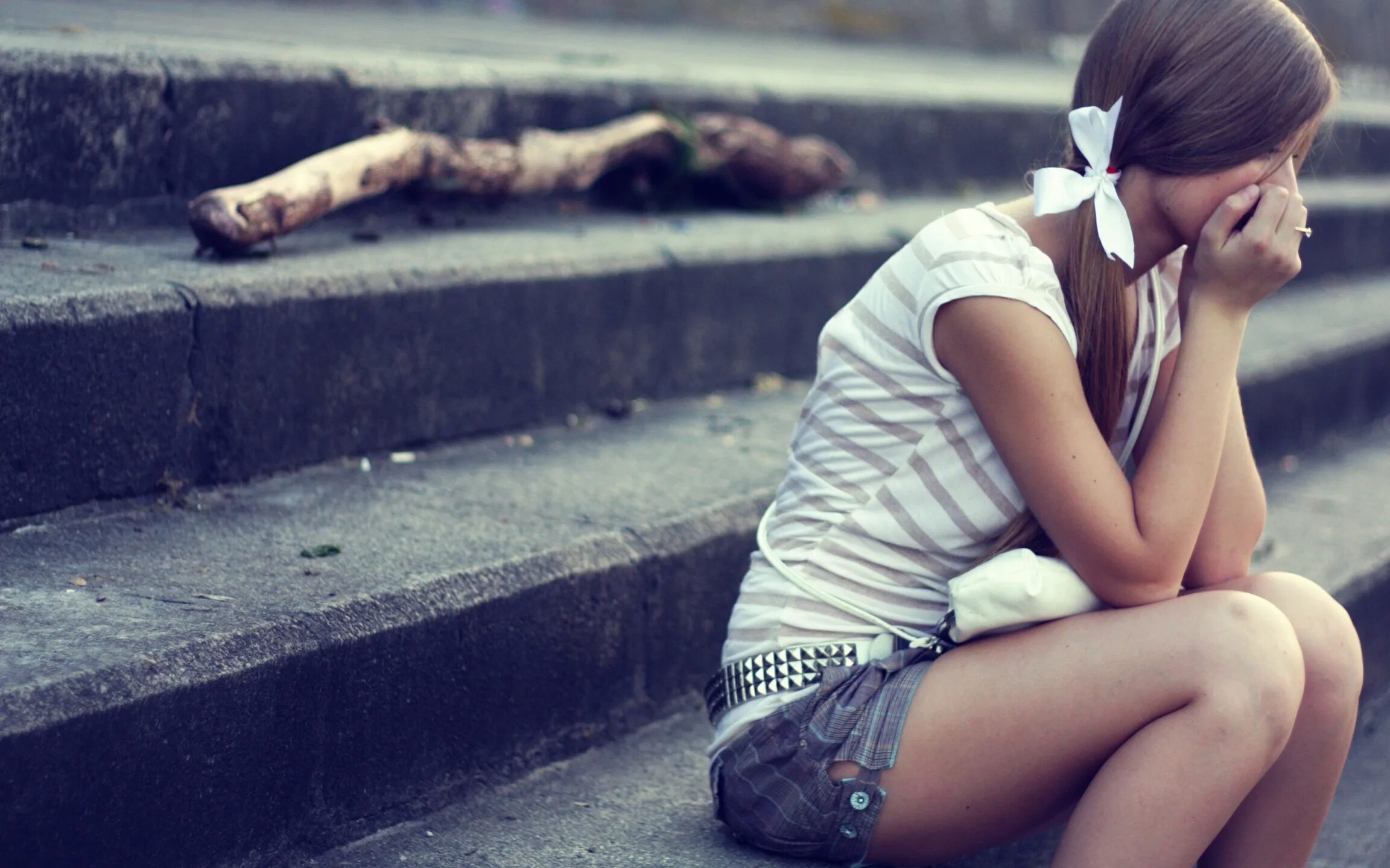 Приснилось что бросила девушка. Девушка уходит от парня. К чему снится парень. Если бросила девушка. Сонная девушка.