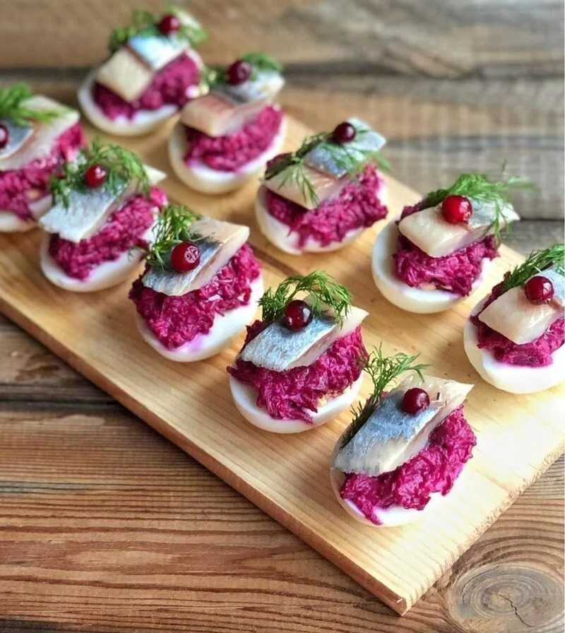 Рецепт вкусных бутербродов на стол. Ленивая закуска сельдь под шубой. канапе селедка под шубой. красивые бутерброды на праздничный. заккски на праздничныйстол.