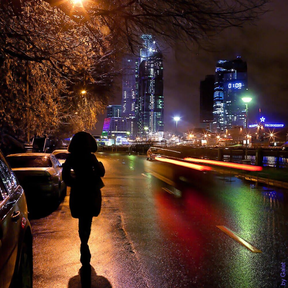 Прогулка ночью. Девушка ночью в городе. Девушка ночью в Москве. Ночная фотосессия в Москве.