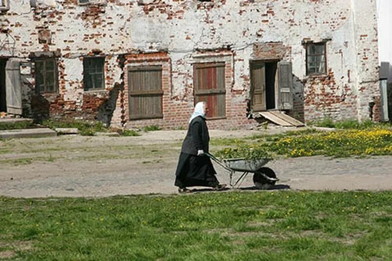 Соловецкий монастырь монашки. Трудница в монастыре. Послушание в монастыре. Быт в монастыре. Быт монастыря