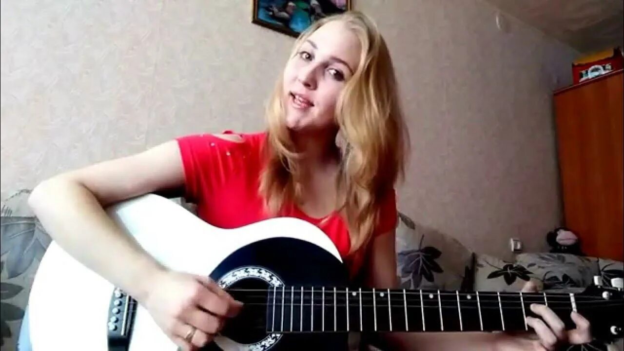 Песня родной поет девушка. Девушка поет под гитару. Девочка поет под гитару. Девушки поют песни под гитару. Поет под гитару песню девочка.