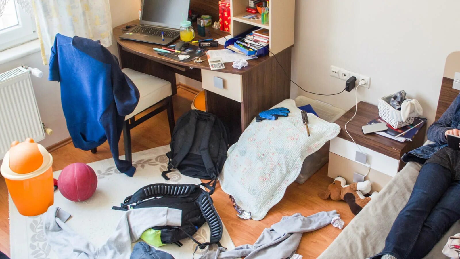 К чему снится убираться в доме. Сон уборка помещения. Сон убираться в чужой квартире. Квартира в бараке. Беспорядок в комнате девушки.