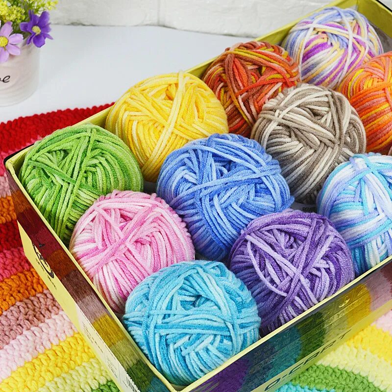 пряжа для вязания крючком. плетение пряжей. пряжа для вязания. оригинальная пряжа для вязания. акриловая пряжа.