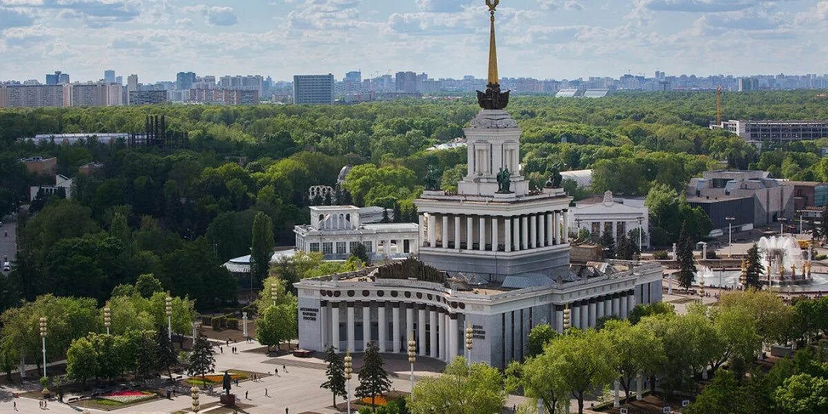 ВДНХ В Москве. Парк ВДНХ. Выставка достижений народного хозяйства (ВДНХ). Вид на ВДНХ.