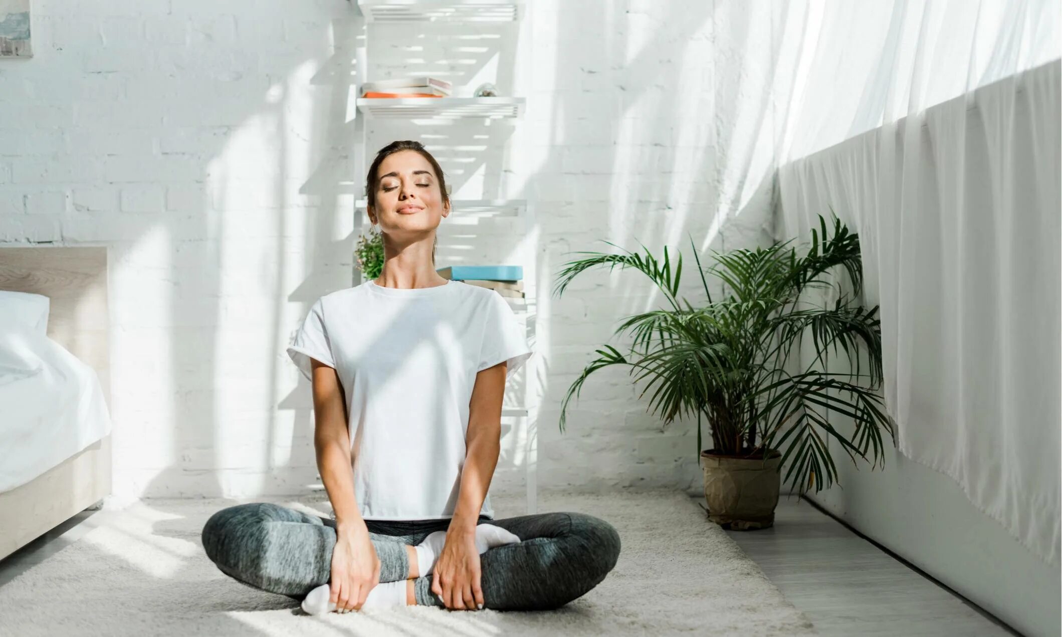 Медитация для начинающих успокоение. Девушка медитирует. Медитация на расслабление. Медитация в квартире. Комната для медитации.