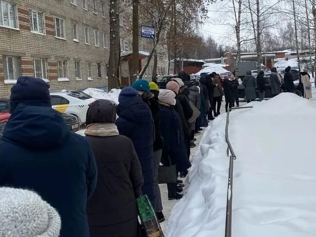 Очередь в продуктовом магазине на улице. Очереди в банках. Очередь людей в масках. Очередь на улице в киа. Очередь в нью йорке.