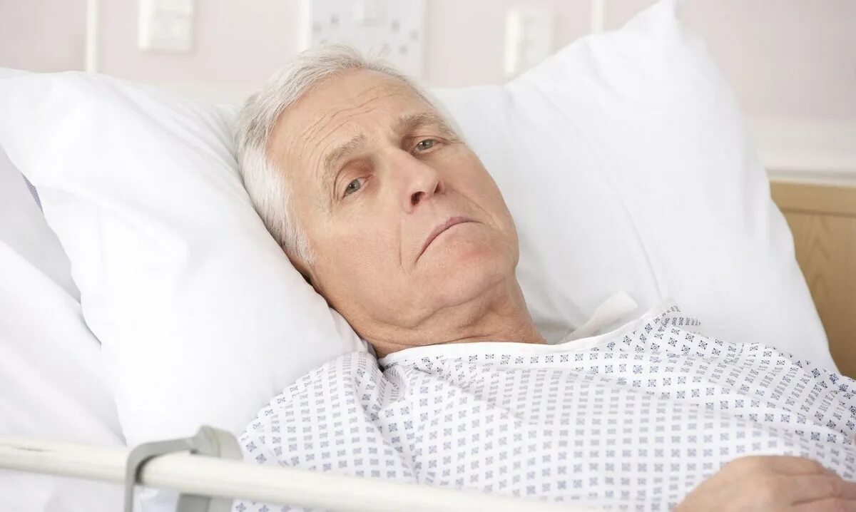 Какие пациенты тяжелобольные. Пациент в постели. Больной пациент. Пожилой мужчина на кровати в больнице. Больной в постели.