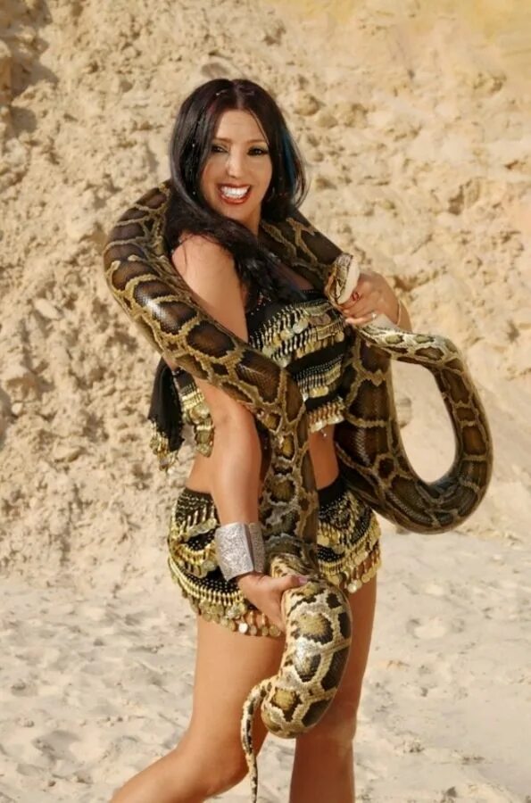 Девушка питона. Танец со змеей. Восточные девушки со змеями. Девушка с большим питоном. Фотосессия со змеей.