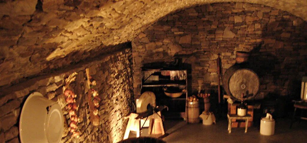 подземелье-макарьева-монастыря. средневековый погреб. рассказ погреб. старинный винный погреб. старинный каменный погреб.