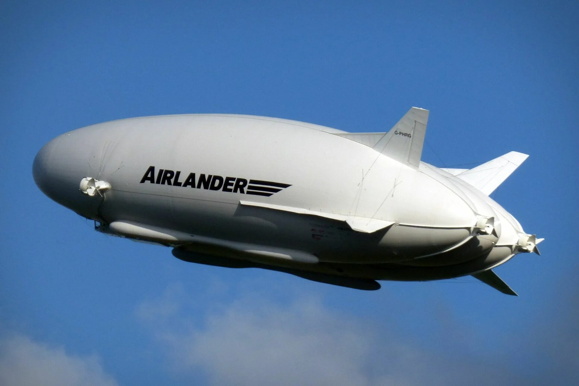 Дирижабль Airlander 10. Airlander 10 — гибридный дирижабль. Дирижабль Airlander 10 внутри.