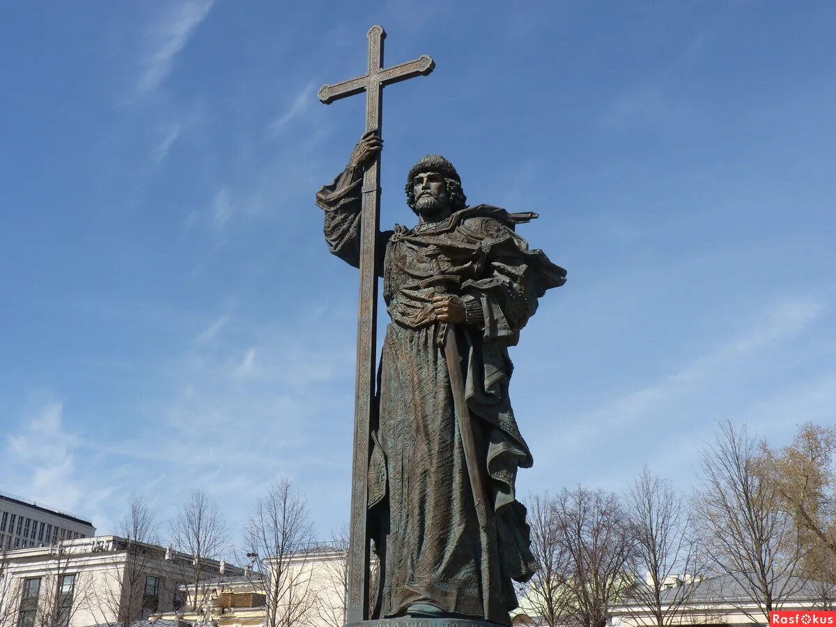 памятник князю владимир крестителю в москве. князь владимир креститель руси памятник. памятник князю владимир крестителю в москве. памятник князю владимиру в москве. памятник владимиру красное солнышко в москве.