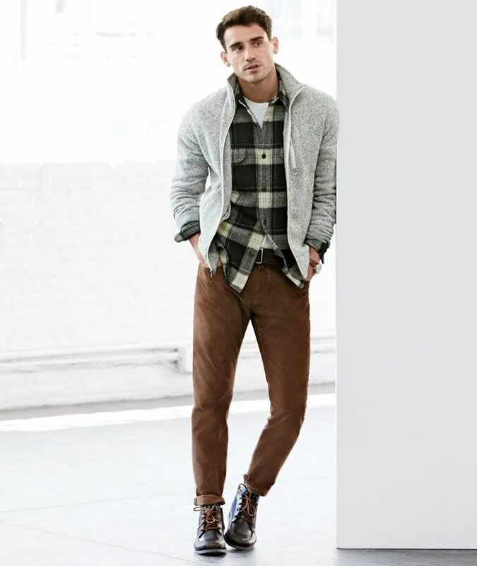 Косуха с брюками мужские. Chelsea boots brown мужские луки. Стильный образ для мужчины. Мужской лук с коричневыми брюками. Брюки с лоферами мужские.