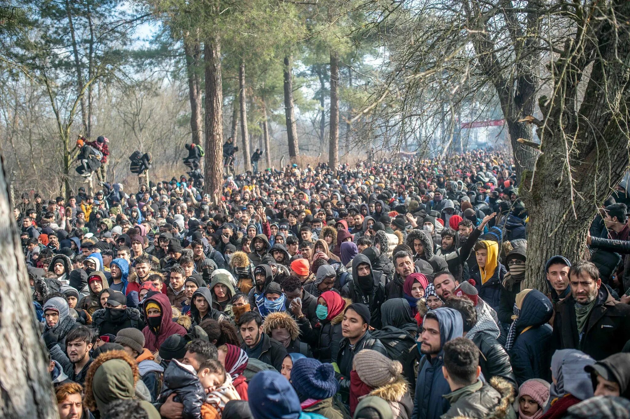 После сентябрь с мигрантам что будет. Толпа беженцев. Толпа мигрантов. Толпа мигрантов в Европе.