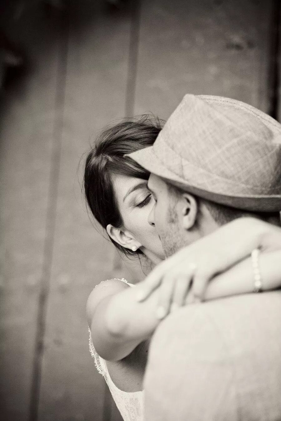 Парень целует девушку. Девушка целует. Картинка девушка целует парня. Настоящие чувства.