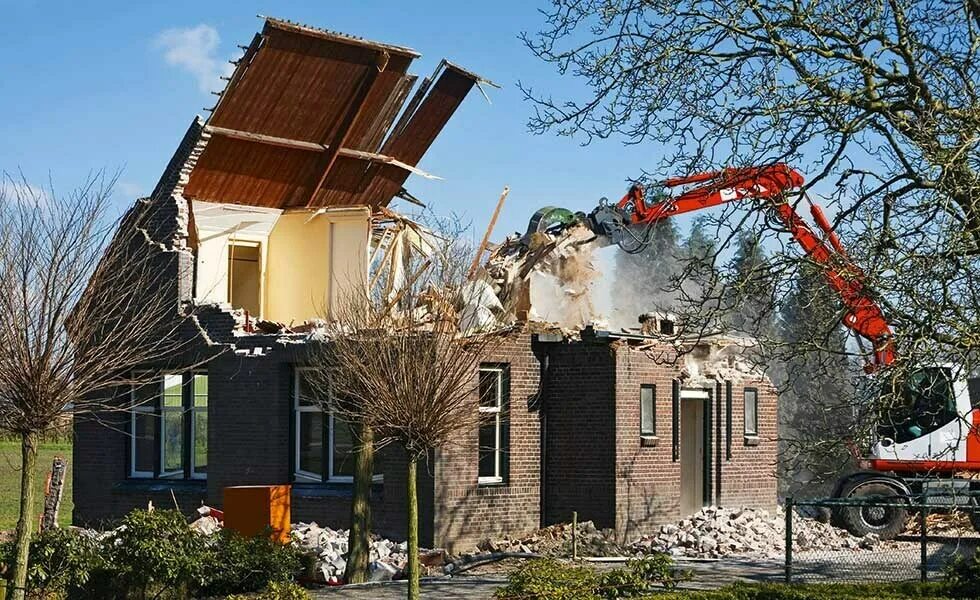 Демонтаж дачного дома. House demolition. снесенный частный дом. демонтаж частных домов. снос частного дома.
