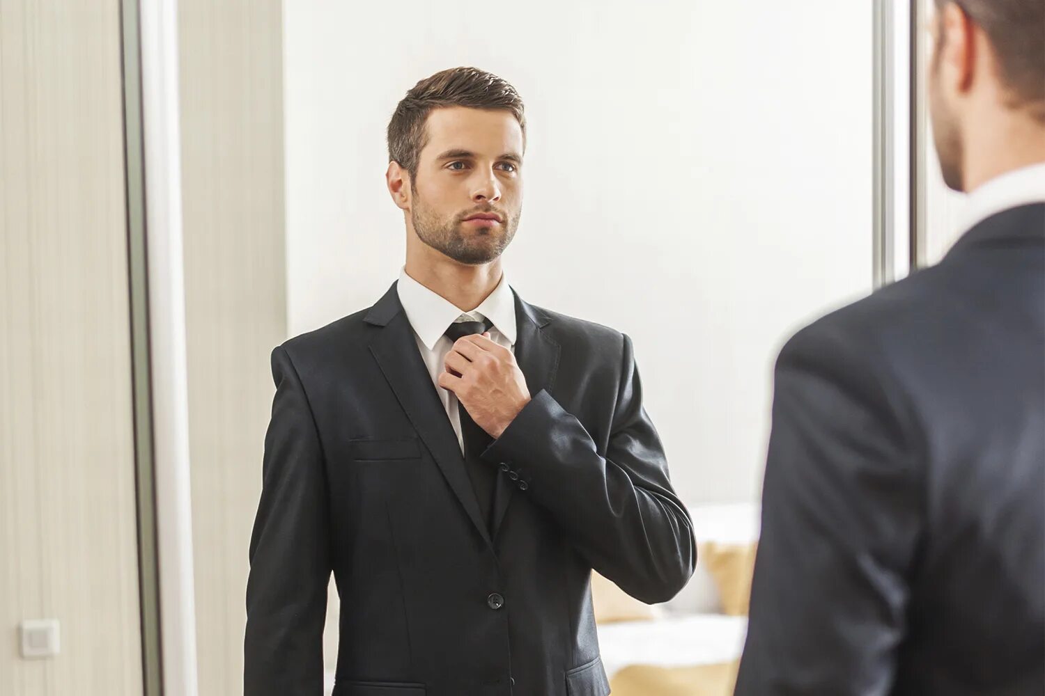 Стражи галактики невидимый дракс. I ve been standing. I can't stand предложения. The last of us 2 элли и дина поцелуй. Человек идет по лестнице.