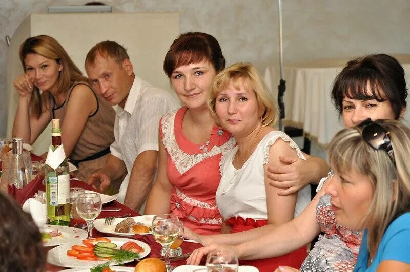 Не хочу идти на встречу одноклассников. Встреча одноклассников фотосессия. прическа на вечер встречи выпускников. наряд для встречи выпускников 20 лет. встреча выпускников вечеринка.