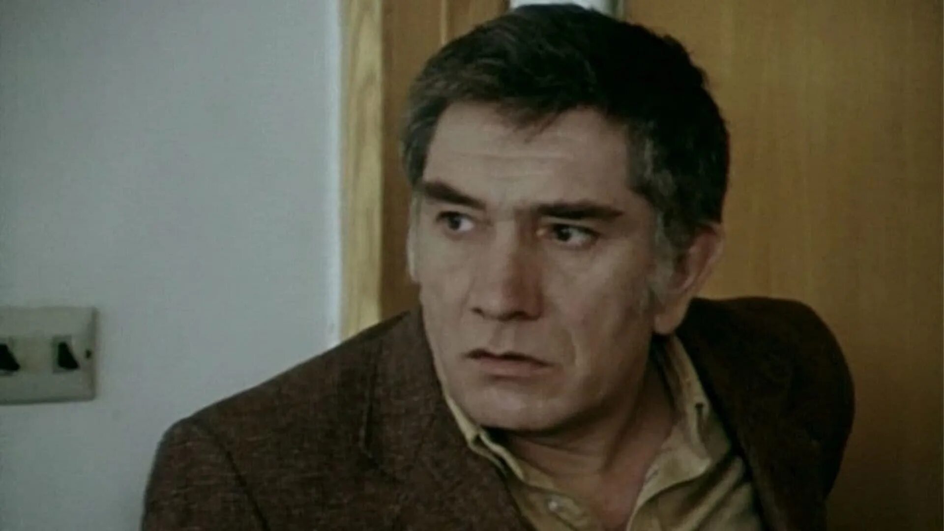 Следователь уверен в том. Джигарханян профессия следователь.
