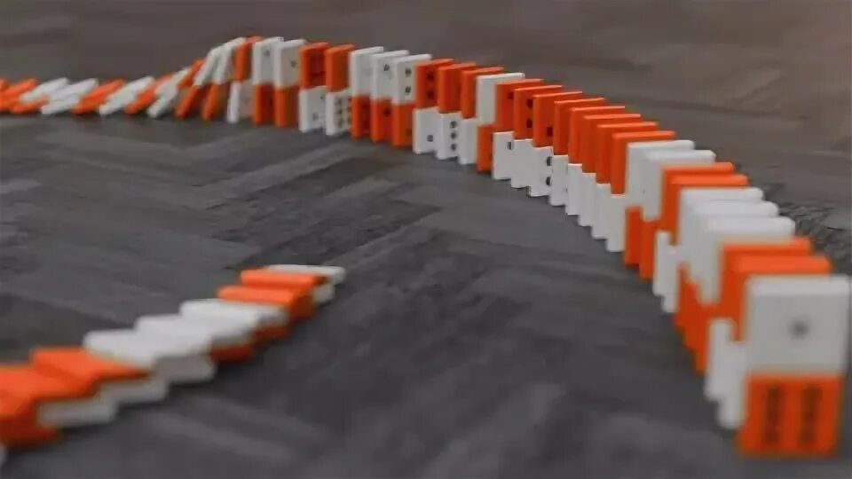 Домино. Эффект домино. Эффект домино картинки. Фигуры из домино падающие. The dominoes cascaded in a line.