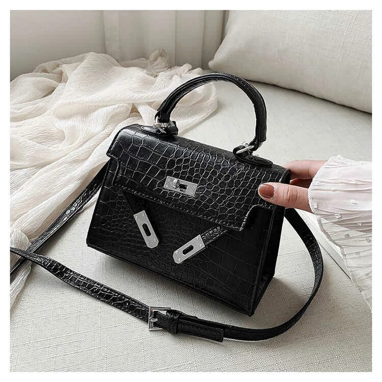 Хермес сумка маленькая маленькая. Модные женские сумки. Валдевис сумки женские через плечо. Сумка с замком поцелуйчик. Сумка москино 2022.