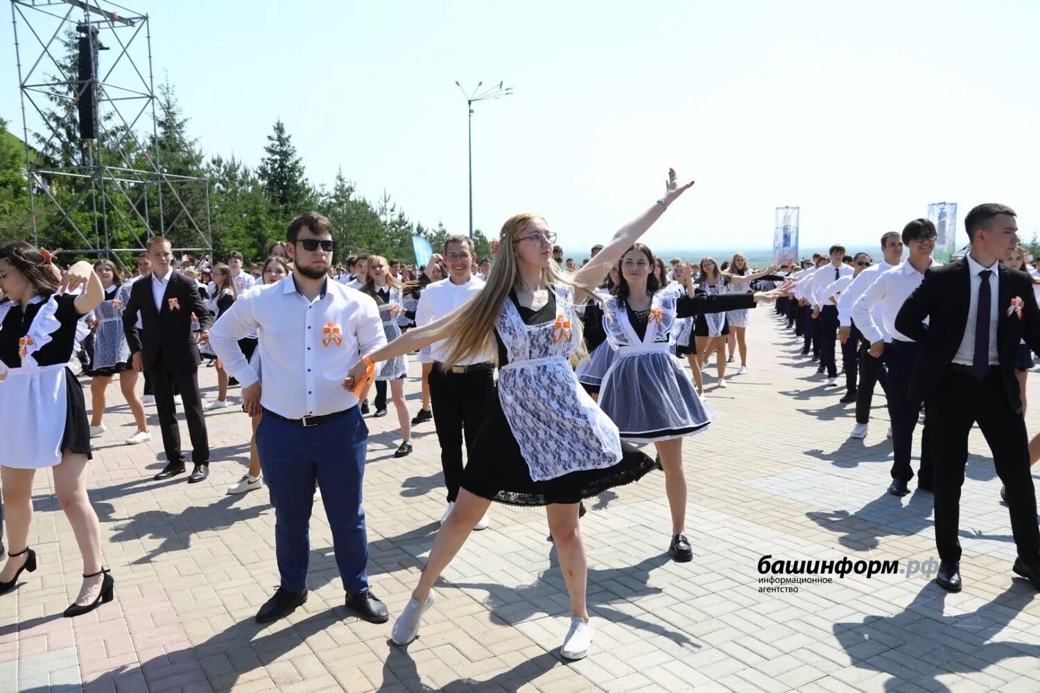 Вход на выпускной вальс. Выпускной фото. Школьники выпускной. Школьный выпускной фото. Вальс выпускников.