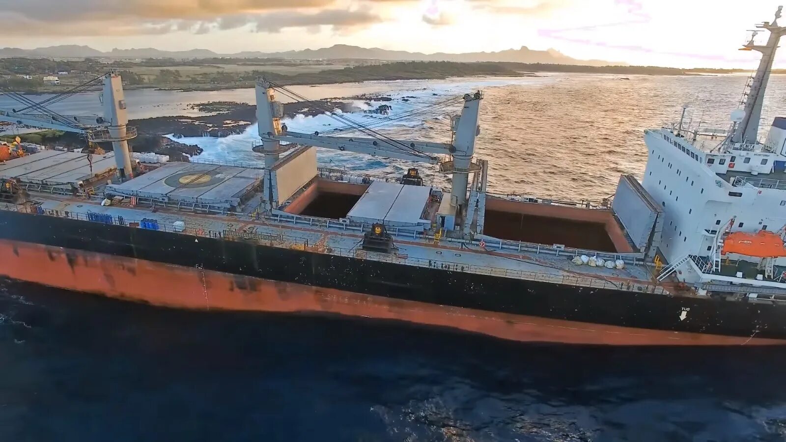 Ship run. Грузовой люк на судне. Судно Эндевор грузовой люк. Палуба сухогруза. Грузовые люки кораблей.