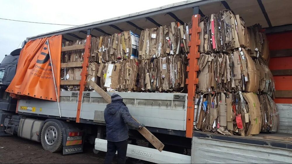 картон макулатура. погрузка вторсырья. металлолом макулатура. прием макулатуры. картон макулатура.
