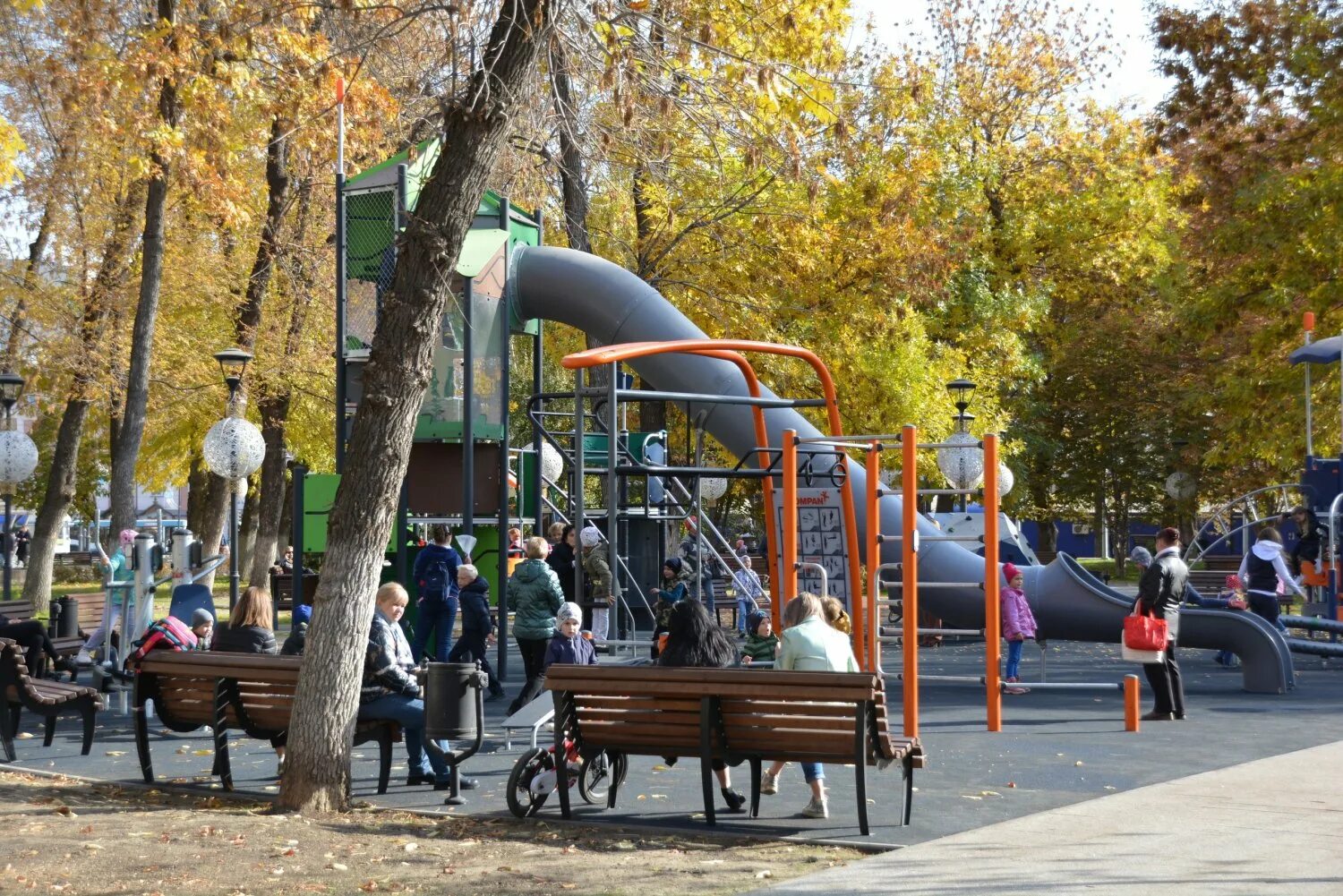 Погулять в саратове. Сквер Марины Расковой Саратов детская площадка. Парк Марины Расковой Саратов детская площадка. Парк Кирова Саратов. Сквер у крытого рынка Саратов.