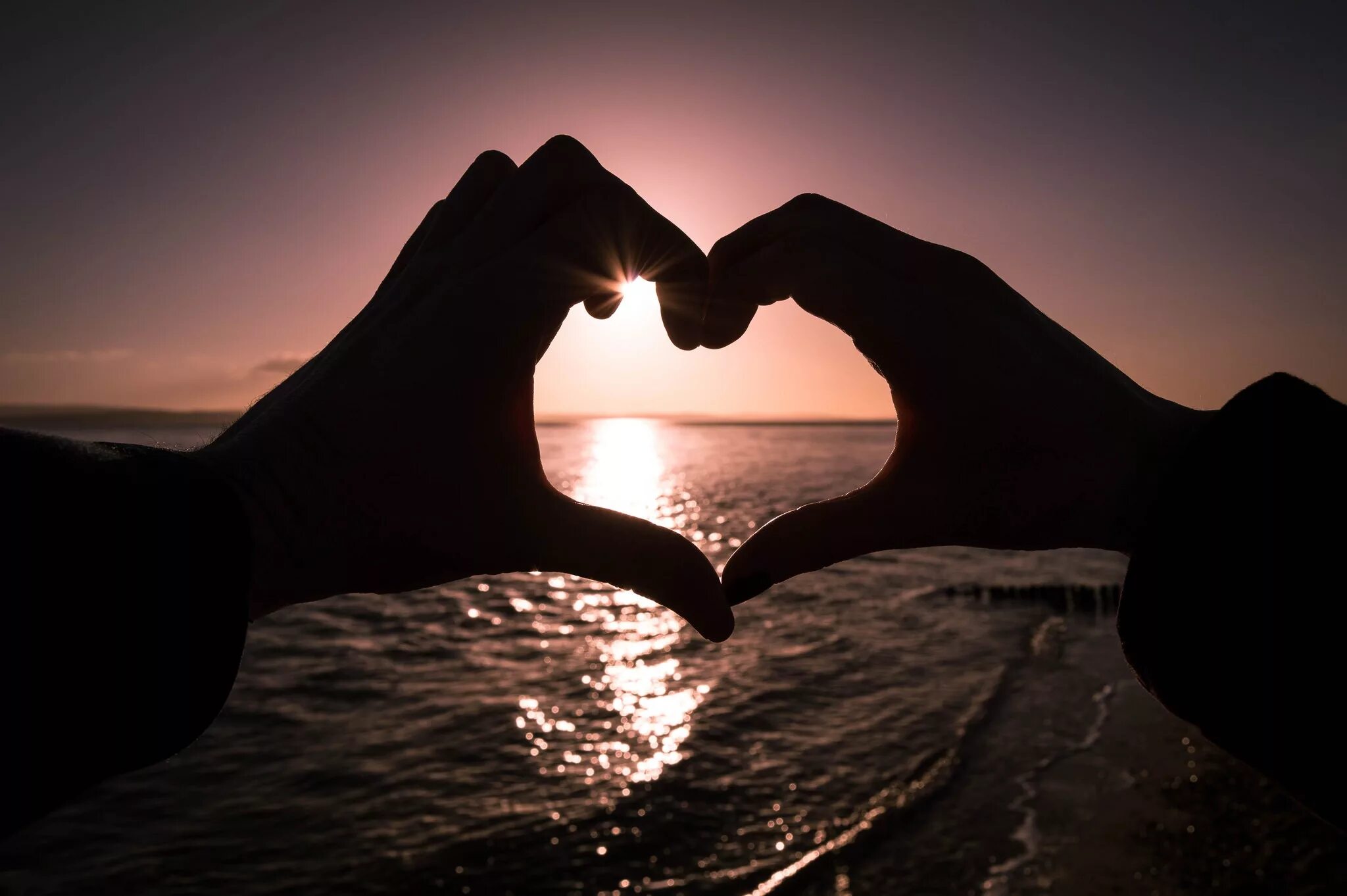 сердце на двоих истинная друга. вторая половинка любовь. романтический закат. сердечко из рук. сердце на двоих истинная друга.