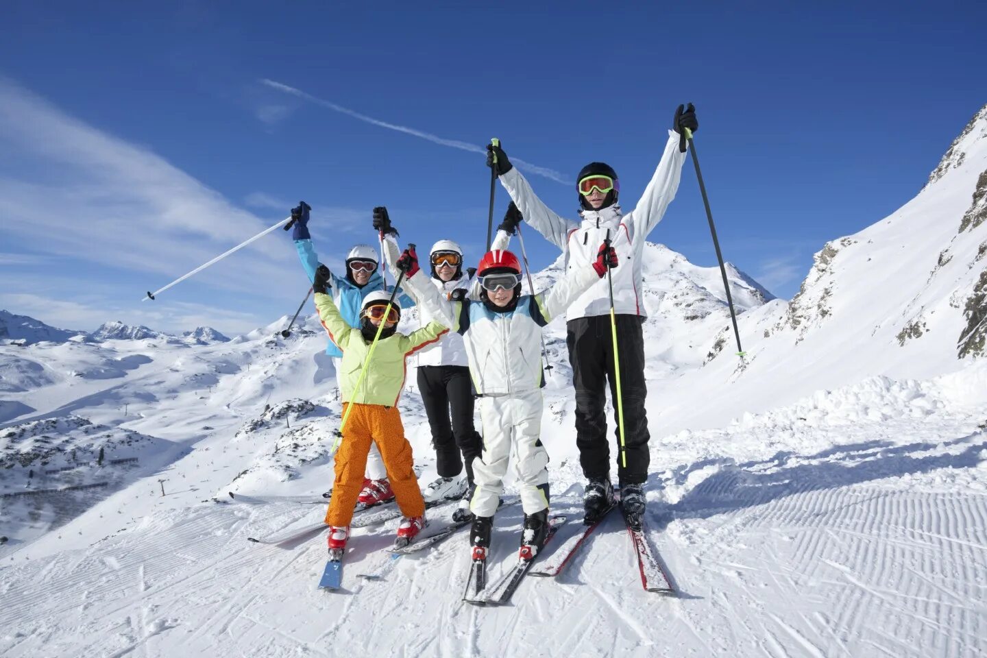 Skiing holiday. Горнолыжный туризм. Катание на горных лыжах. Туристические лыжи. Андорра горнолыжный курорт.