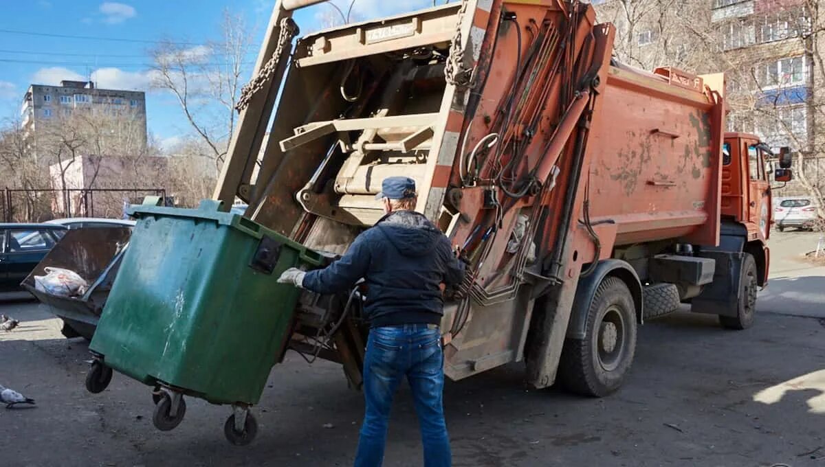 Водитель мусоровоза. Старый мусоровоз. Мусоровоз во дворе. Мусоровоз с мусором во дворах. Ржавый мусоровоз.