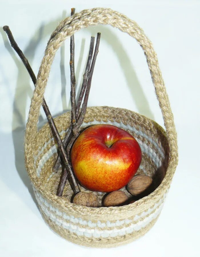 Корзина из джута. Пасхальная корзинка из джута. Пасхальная корзина из джута. Корзинки из джута. Вязаные корзинки.