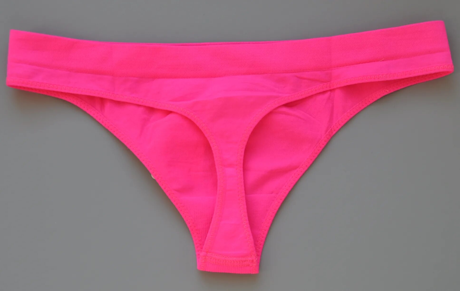 Девушка одевает стринги. Трусы стринги singwear. стринги женские. стринги хб женские. женские трусы на полу.