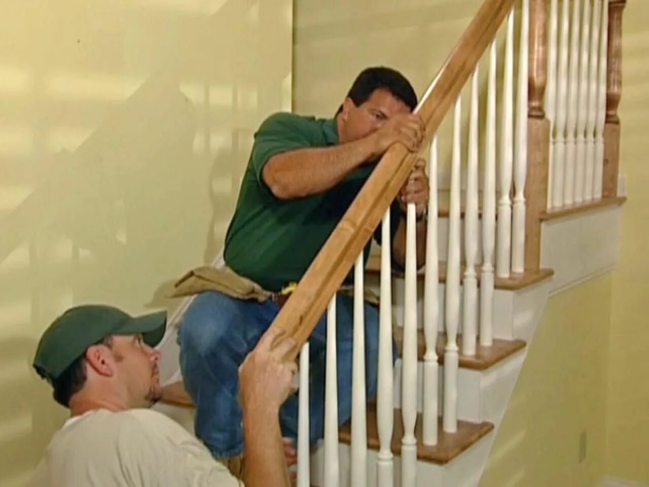 Подняться по деревянной лестнице. Монтаж перил. Крепление столбов ограждения лестницы. Монтаж деревянной лестницы. Монтаж деревянных перил на деревянную лестницу.