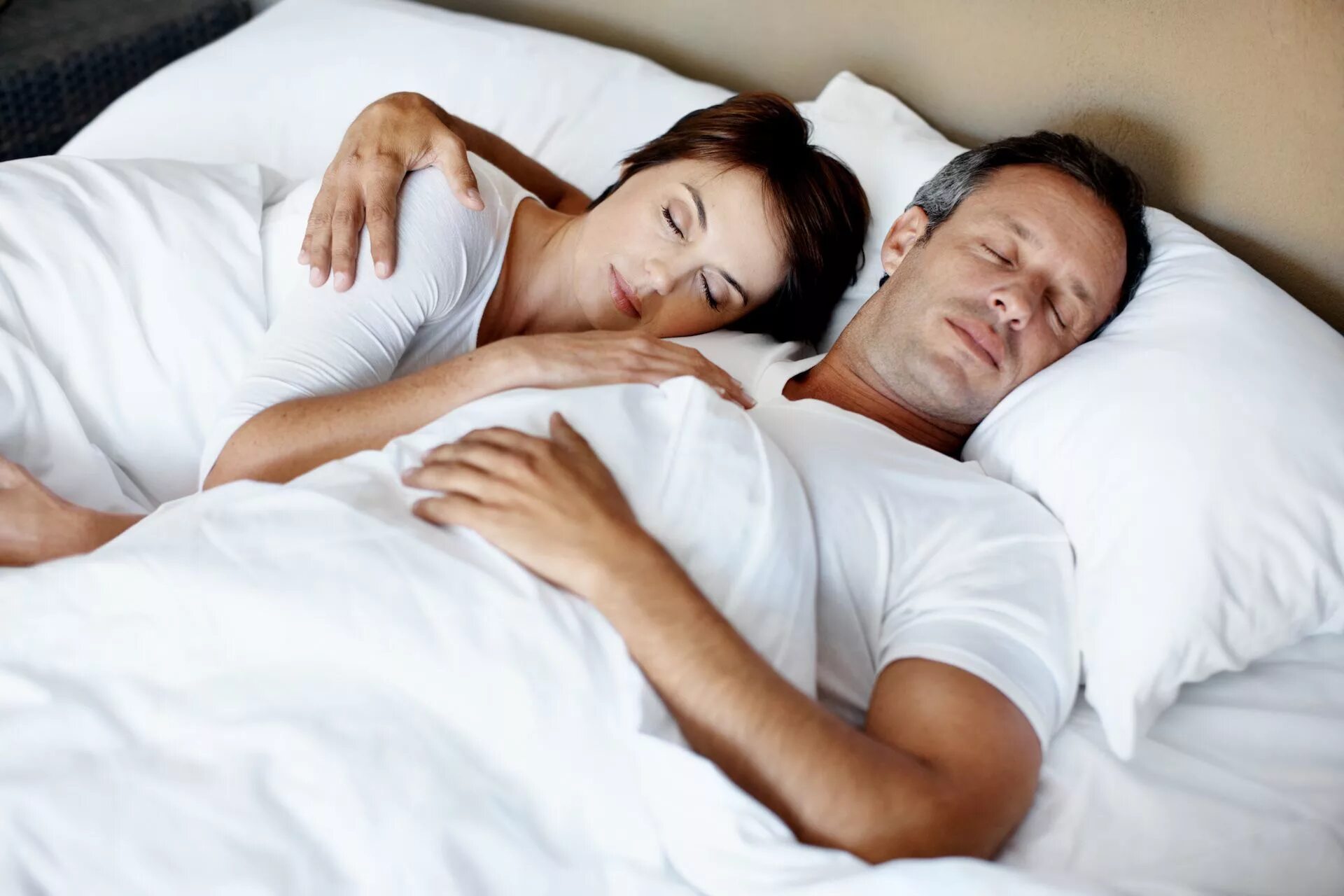 Жена лежит в постели. Спать вдвоем. Спящие мужчина и женщина. Сон муж и жена. Человек в постели.
