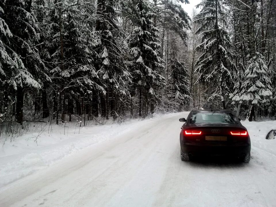 Скорость по деревне на машине. Audi a6 зима. Ауди а6 с5 зима ночь. Ауди а5 зима. Ауди а8 в снегу.